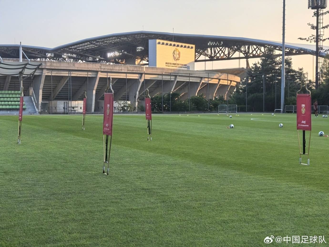 芝加哥天空篮球_被指出征东亚杯行李较多芝加哥天空篮球，国足官方回应：共托运行李140件，其中队伍装备行李56件
