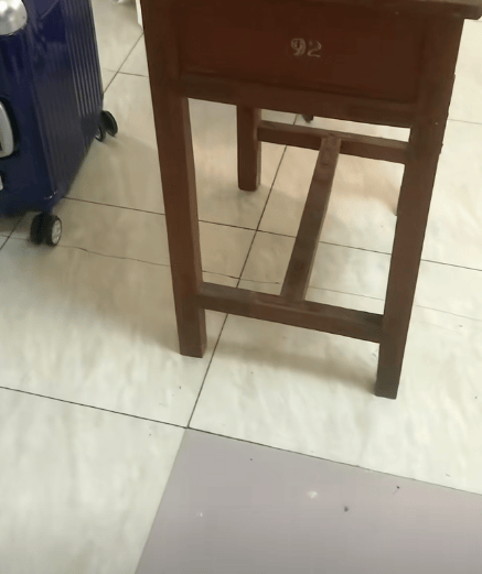 皇冠皇冠足球平台_江苏一男子租房陪读皇冠皇冠足球平台，看到老课桌上几个数字惊了！竟是自己33年前的“伙伴”