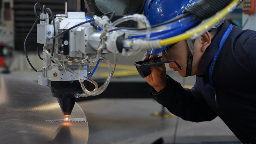 皇冠信用网额度如何开_行进中国 ｜ 看机器人“铁臂绣花”