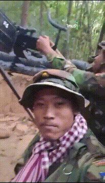 皇冠信用APP下载_泰国狙击手开火皇冠信用APP下载，中国85高机打出超越射击，柬埔寨战士光膀子打81