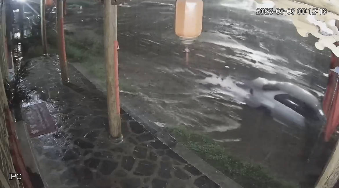 阿根廷职业联赛特别投注_山洪爆发致甘肃榆中一河道涨水3米阿根廷职业联赛特别投注，监控拍下洪水冲走10余辆汽车，1分钟清空停车场