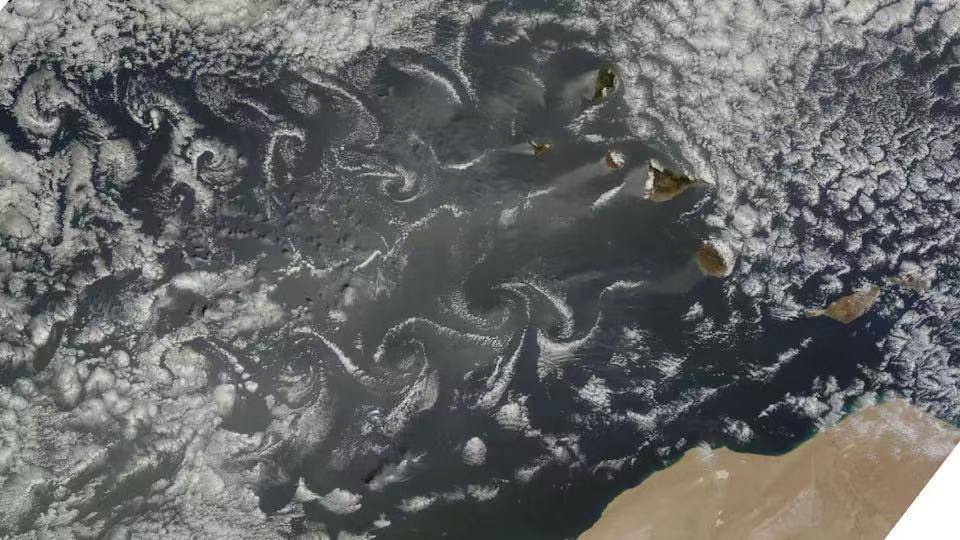 足球外围买球网站_奇观足球外围买球网站！印度洋无人岛上空出现10个神秘“黑暗空洞”