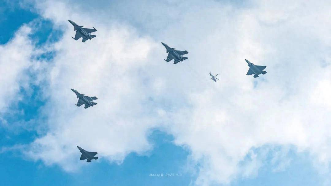 世界杯2026欧洲外围赛_中国歼-35最新画面世界杯2026欧洲外围赛！6枚中距弹、隐藏登机梯首次曝光！