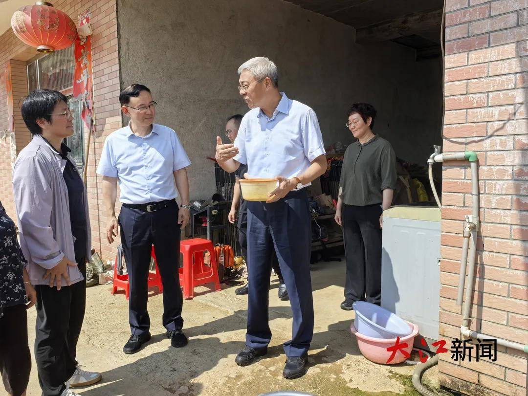 匈牙利甲组联赛_江西省委书记走进村民家中匈牙利甲组联赛，拧开水龙头仔细检查水质