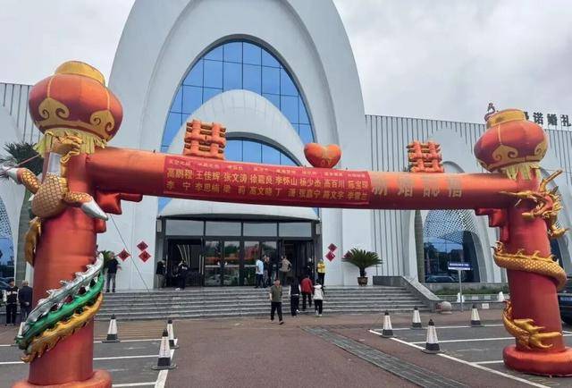 怎么注册皇冠信用代理_山东一酒店一天办8场婚礼怎么注册皇冠信用代理，新人共用一个充气拱门，酒店称免费提供：大家都想放前面，顺序不好协调