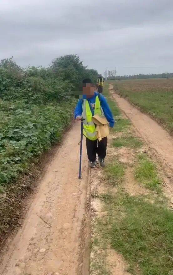 皇冠信用網最新地址_湖北一男子辞掉月薪2万元工作皇冠信用網最新地址，带9岁儿子徒步千里，计划60天走到山东……原因让人泪目