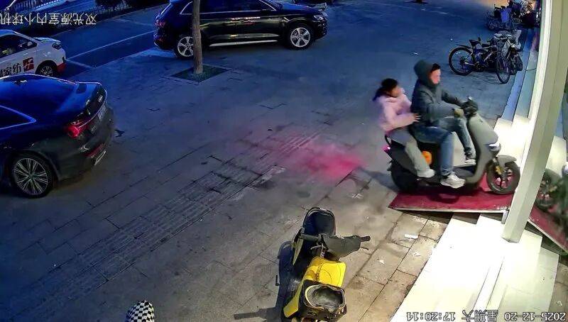 皇冠mos022
_顾客骑车进店买衣1分10秒结账!一女装店意外爆火成电动车打卡点皇冠mos022
,店主:非炒作,熟客自发打卡