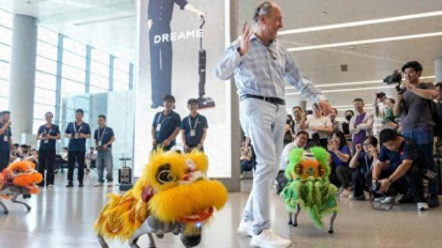 体育皇冠信用盘_一键下单体育皇冠信用盘！机器人要来给你“打工”啦｜新民侨梁