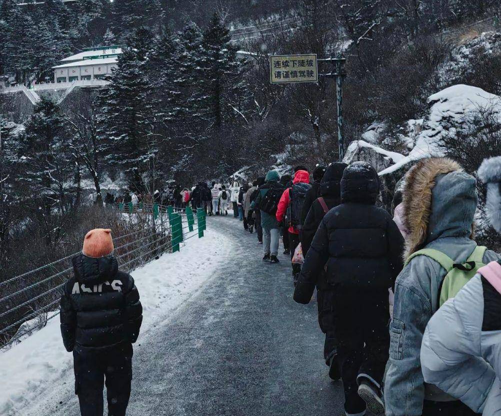 皇冠ag mos066
_数百名游客夜晚滞留太白山景区数小时皇冠ag mos066
,气温低至零下十几度,当地:山上突然降雪道路结冰,目前所有游客都已乘摆渡车下山