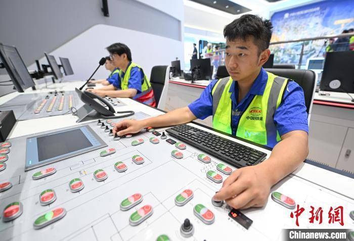 皇冠信用网出租
_浙江宁波：世界最长海底高铁隧道进入海域段盾构施工