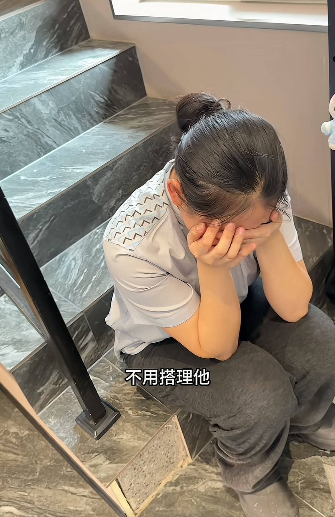 世界杯信用网
_瑞幸女店员被上一个顾客骂哭世界杯信用网
,又被下一个客人送草莓安慰,“她绷不住,激动哭了”