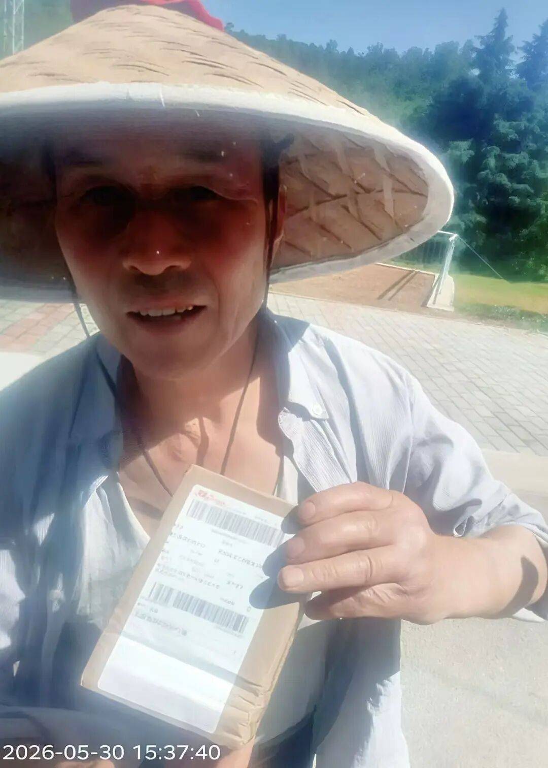 皇冠手机登录_“谢谢皇冠手机登录，能让我看到我老爸！”快递送达照片拍到爸爸，千里外的女儿哭了……